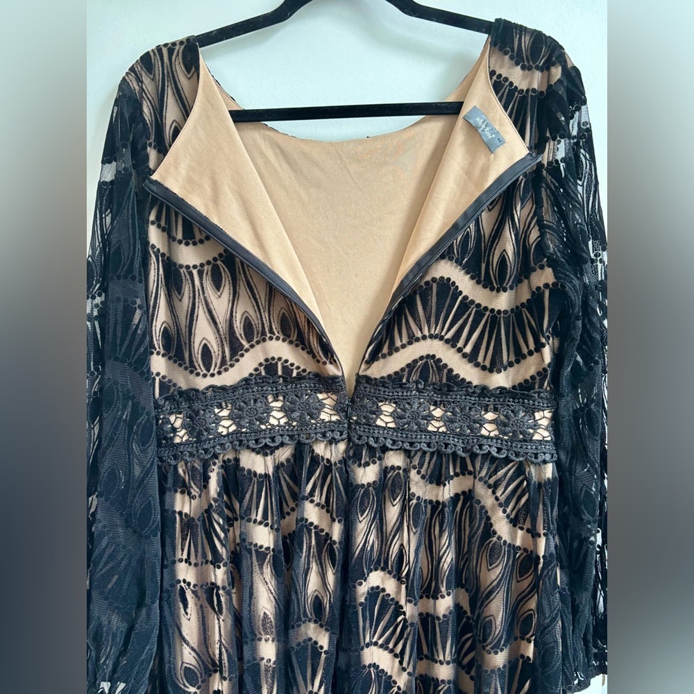 Black and Beige Lace Dress - Picture 7 of 11